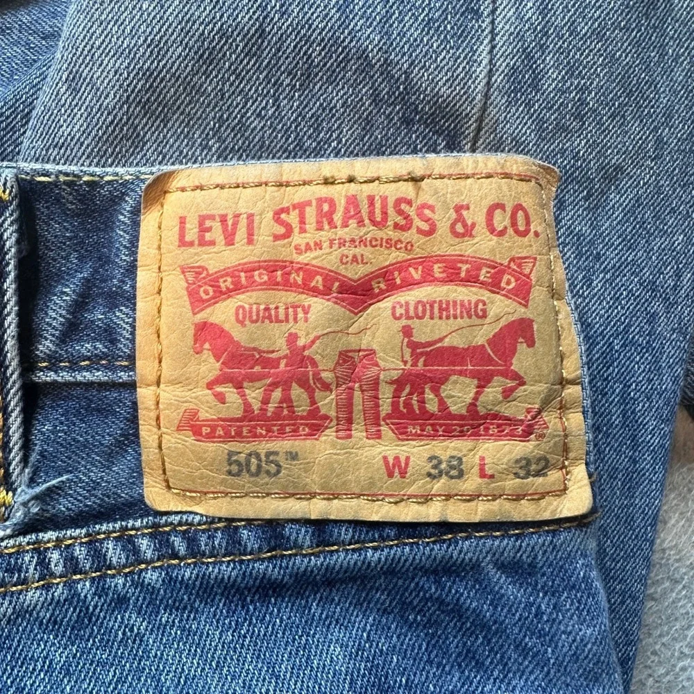 Levi's 505 Jeans Mens 38x32 Blue Regular Fit Straight Leg Medium Wash Denim